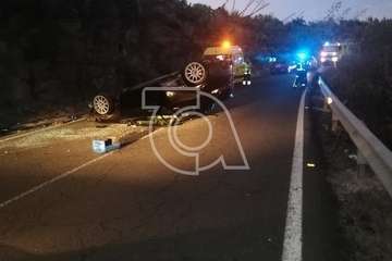 Un turismo vuelca en la carretera de Los Picos, en Telde, a la altura de Llano Madrid (Foto TA)